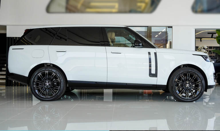 Carlots.ng Names the 2024 Range Rover Vogue as the Most Beautiful SUV in Nigeria 1 Side view of 2024 Range Rover Vogue